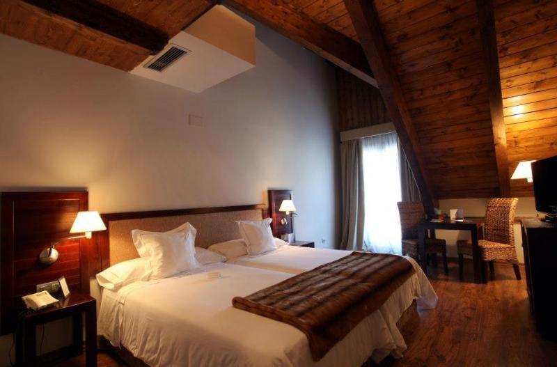 Abadia Del Pirineo Hotell Tramacastilla de Tena Rum bild